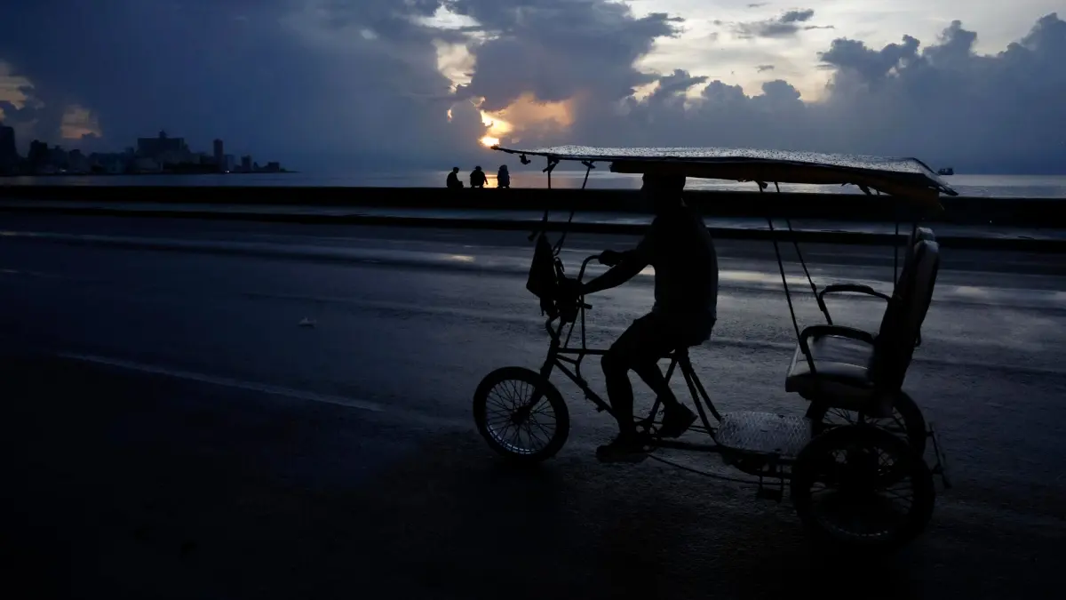 cuba apagon malecon bici ag26.jpg
