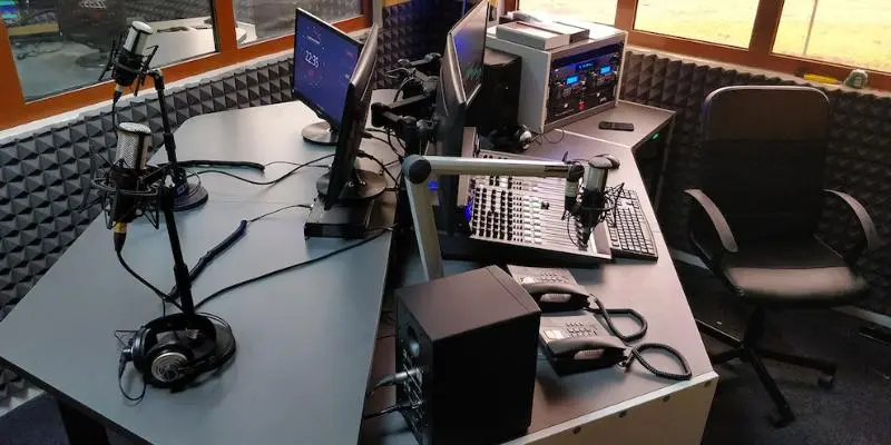 Salsa: una controversia que sigue 4 estudio de radio.jpg