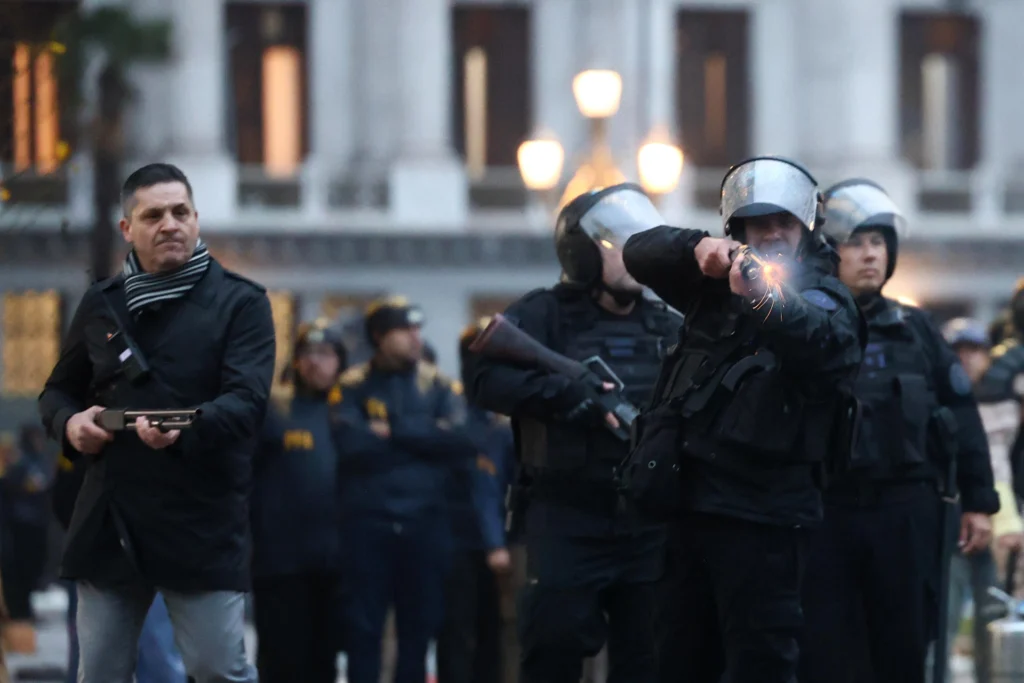 Argentina: reprimen frente al Congreso protesta bajo la consigna "la patria no se vende" 2 fc3b56dedaae32772a42411669269e4d7de1d18cw 1