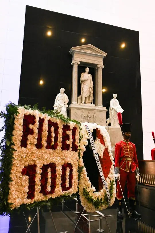 Venezuela rinde homenaje a Fidel, "líder íntegro y referencia para los pueblos libres del mundo" 3 homenaje fidel caracas 13ag26 3.jpg