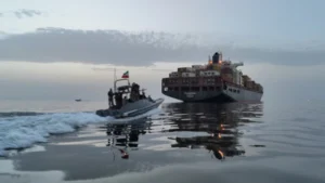 ormuz lancha barco control tasnim 26