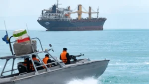 Irán y Omán alcanzan acuerdo sobre rutas marítimas en estrecho de Ormuz 18 ormuz lancha cgri barco presstv 2026
