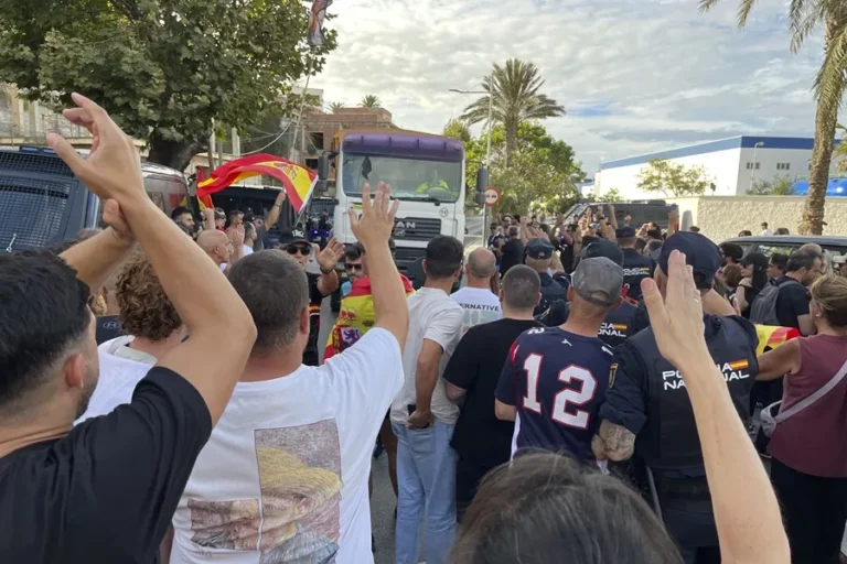 protesta ceuta queman migrantes casetas