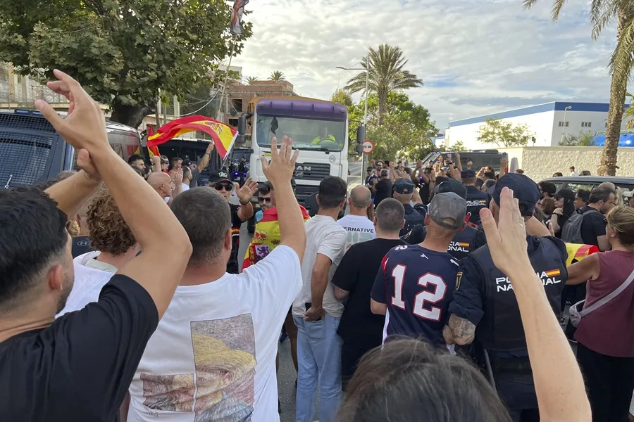 protesta ceuta queman migrantes casetas