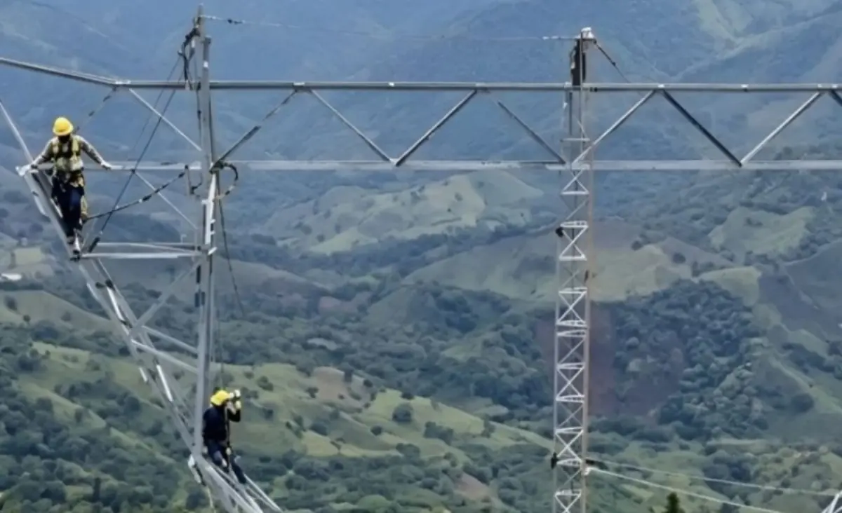 Equipos de trabajadores, ingenieros y técnicos de la Corporación Eléctrica Nacional han mantenido un despliegue de operaciones ininterrumpido, para reparar los daños causados por el doblete sísmico del 24 de junio en la infraestructura del Sistema Eléctrico Nacional (SEN). FOTO: Mippci.