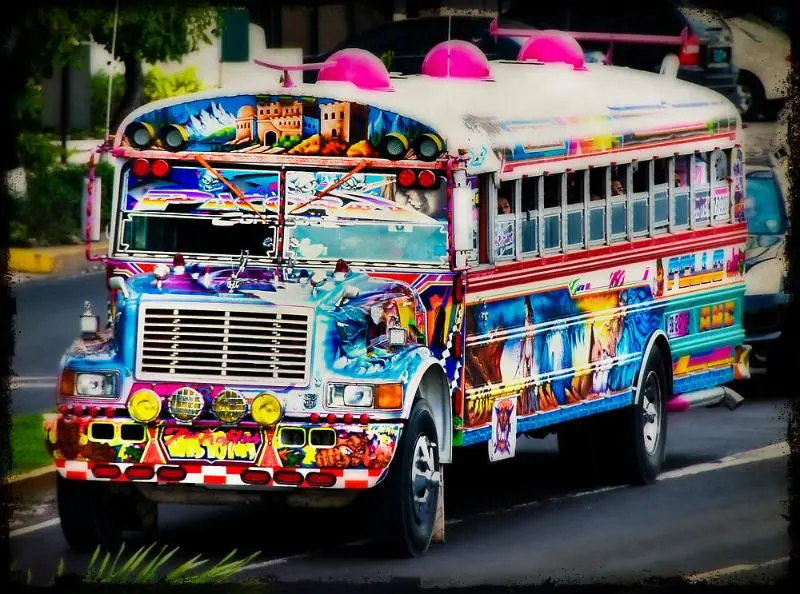 De Boleros que sí 5 5 autobus panameno.jpg