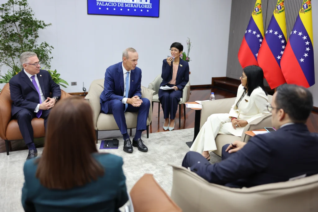 Presidenta (E) de Venezuela se reúne con empresas energéticas para desarrollar el sector hidrocarburos 2 delcy rodriguez encuentro directivos chevron foto prensa presidencial 1
