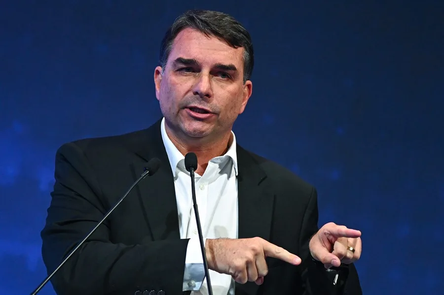 flavio bolsonaro acusa juez supremo