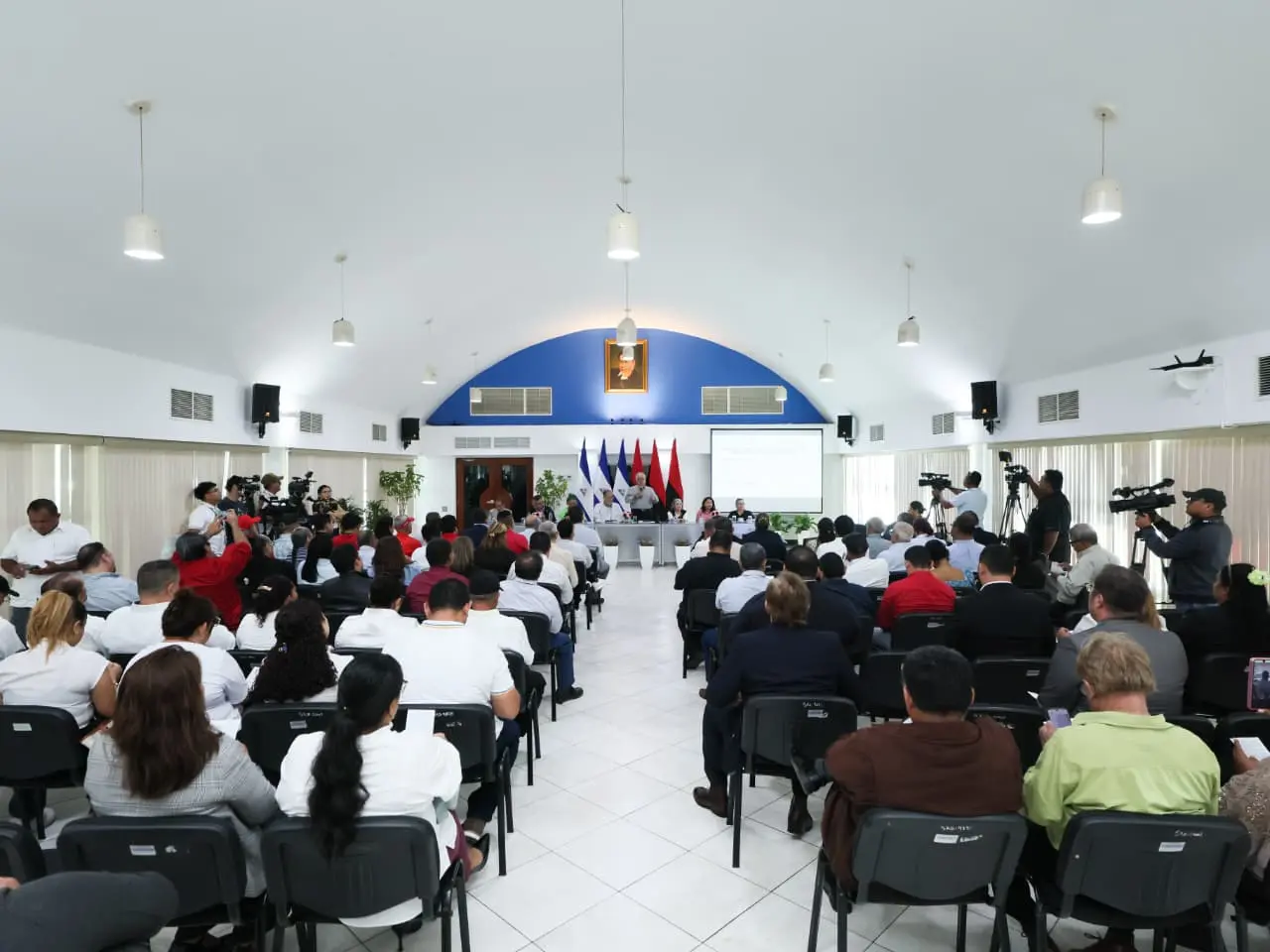 htbdozdwcaaruaw.jpg