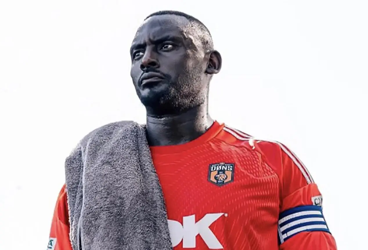 la increible historia de george desmond kamurasi de portero en londres a rey de tooro en uganda.jpg