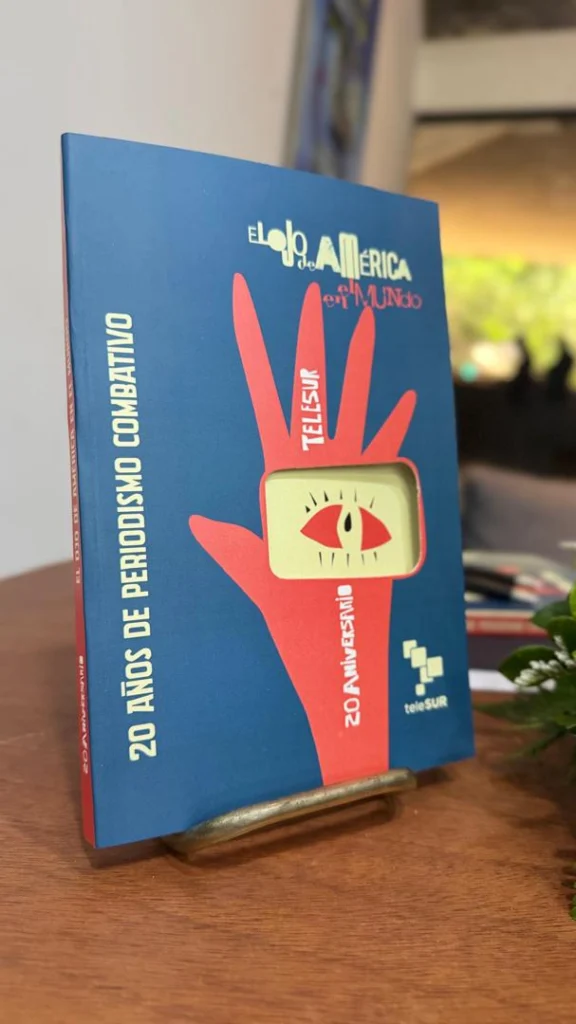 teleSUR obtiene Premio Aníbal Nazoa 2026 2 libro telesur interior 576x1024 jpg