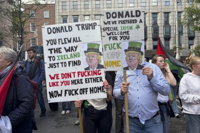 mas de 10 000 personas recorren las calles de dublin en protesta por la visita de trump