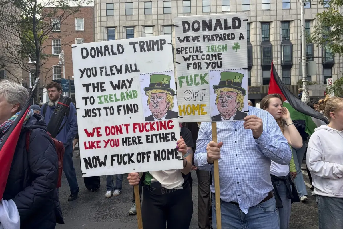 mas de 10 000 personas recorren las calles de dublin en protesta por la visita de trump.jpg