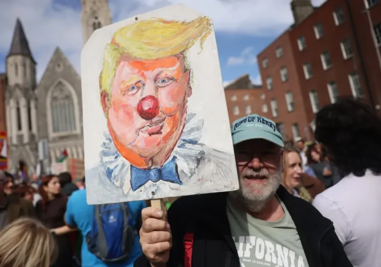 mas de 10 000 personas recorren las calles de dublin en protesta por la visita de trump2