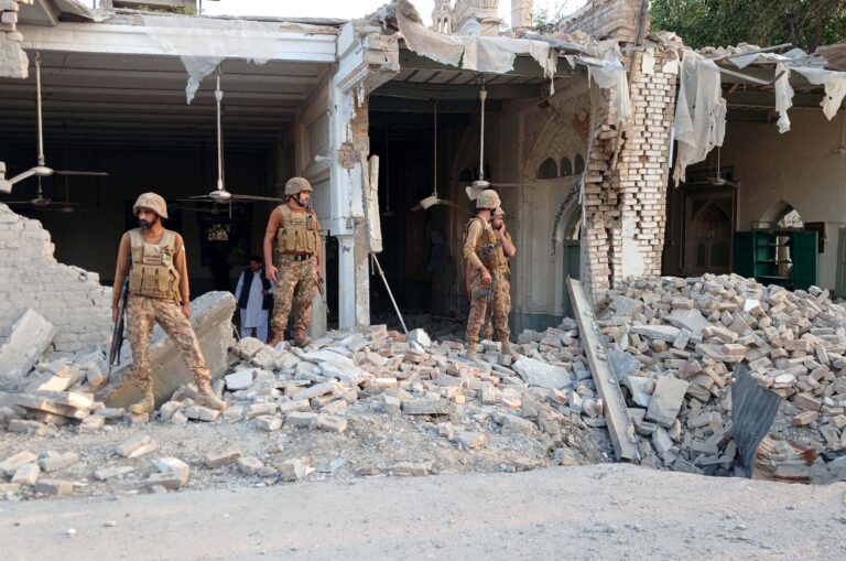 pakistan comisaria atacada foto xinhua jpg