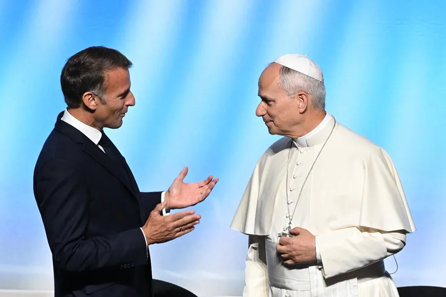 Papa León XIV: «Invocar a Dios para legitimar la violencia es profanación» 3 papa macron europa