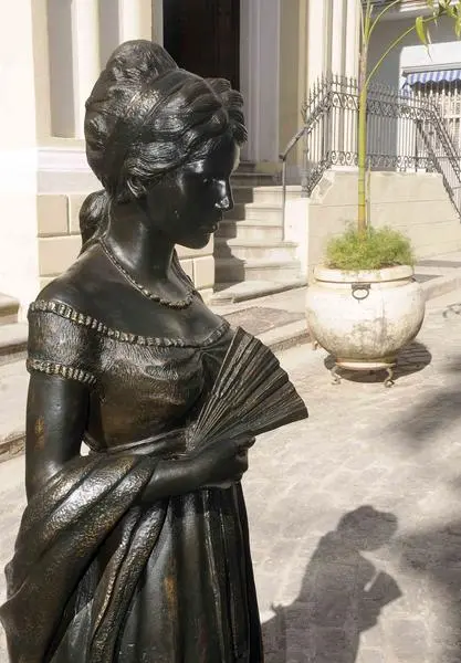 parecia tan pura y linda que estaba uno tentado a creer que jamas dejaria de ser lo que era.jpeg