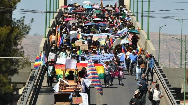 sectores leales evo morales marchan contra medidas economicas gobierno bolivia