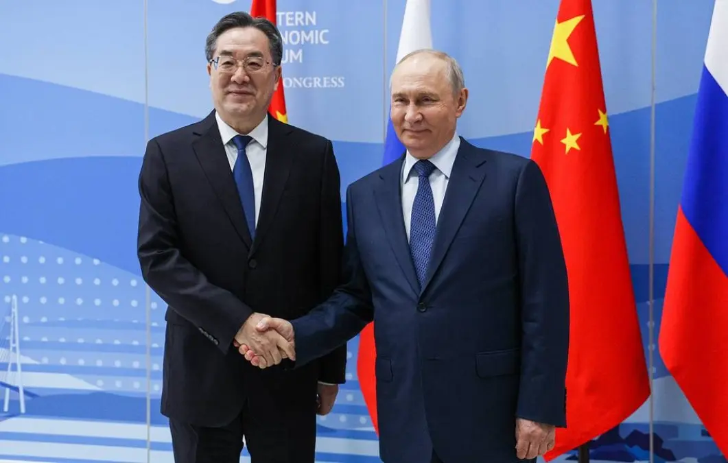 vladimir putin y ding xuexiang foto tass.jpg