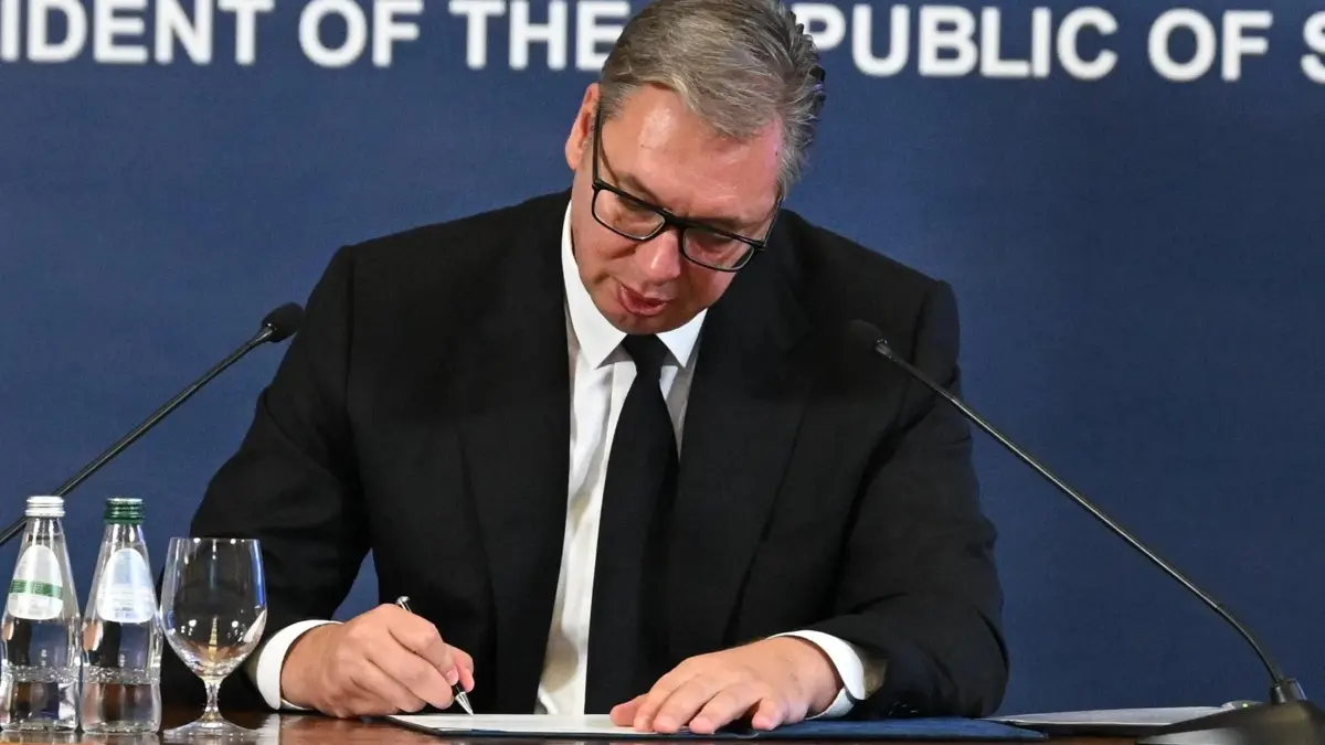 vucic renuncia 27sept26.jpg