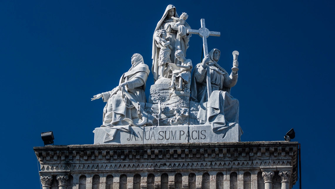 Cementerio de Colón. Historias tras el arco de triunfo 3 02 1140.jpg