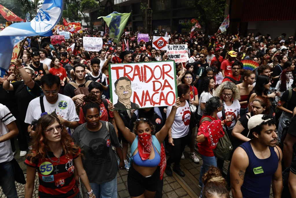 “No voto por alguien que vende a Brasil”: estudiantes protestan contra candidatura de Bolsonaro 2 0469911a2eb4c9ea4c058a2a443851f0708c562f