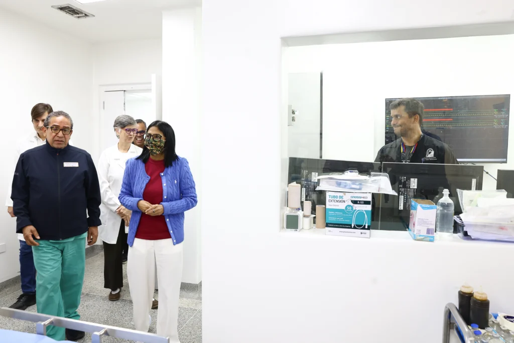 Presidenta (E) Delcy Rodríguez inspecciona avances de rehabilitación del Hospital Vargas en Caracas 5 05 zc l5534 p 1