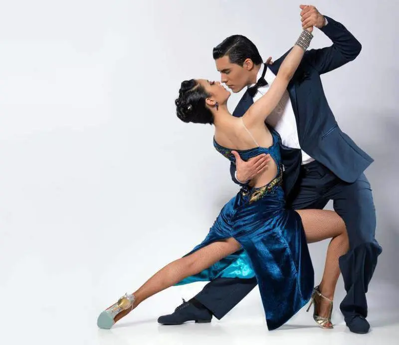 Sácala tú a bailar 2 1 bailarines de tango.jpg