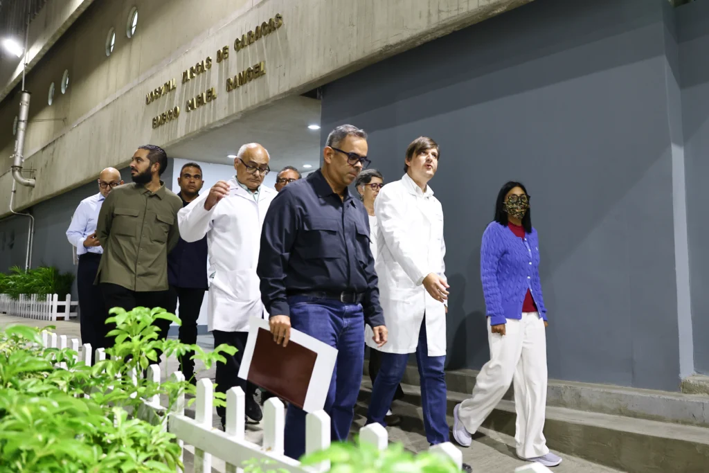 Presidenta (E) Delcy Rodríguez inspecciona avances de rehabilitación del Hospital Vargas en Caracas 2 15 zc l5688 p