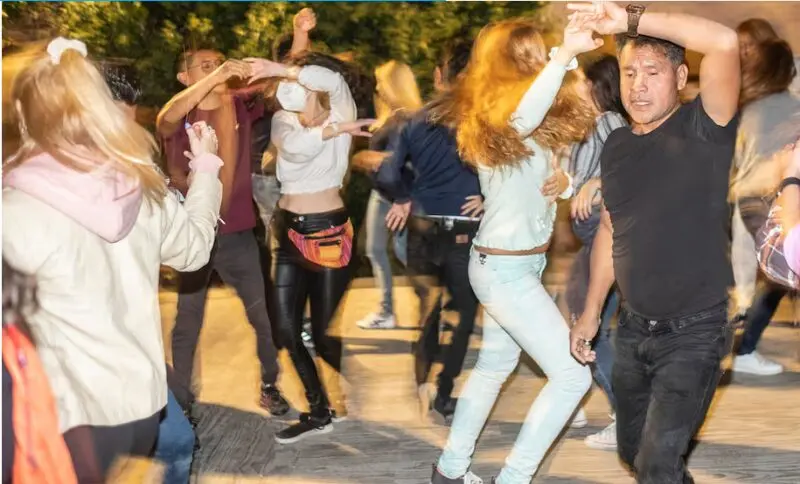3 baile en la calle.jpg