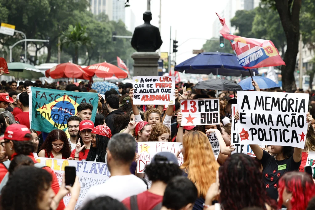 “No voto por alguien que vende a Brasil”: estudiantes protestan contra candidatura de Bolsonaro 5 8f3be0a3b39b256c901455b48b82c20e18666634