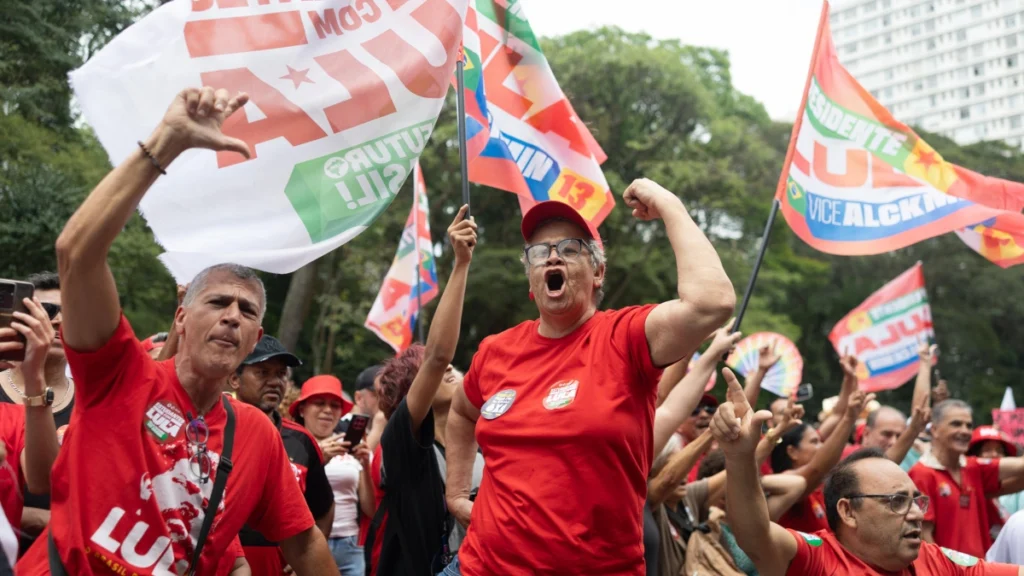 En imágenes: un millón de brasileños llenó la Avenida Paulista por Lula y la democracia 7 banderas puloveres lula pueblo spaulo 11oct26 ok