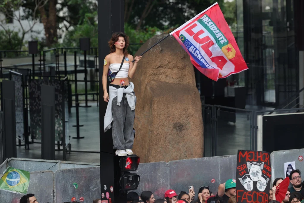 Brasil elige entre Lula y Bolsonaro, dos modelos de país y un parteaguas geopolítico 4 brasil elecc lula bandera muchacha 5