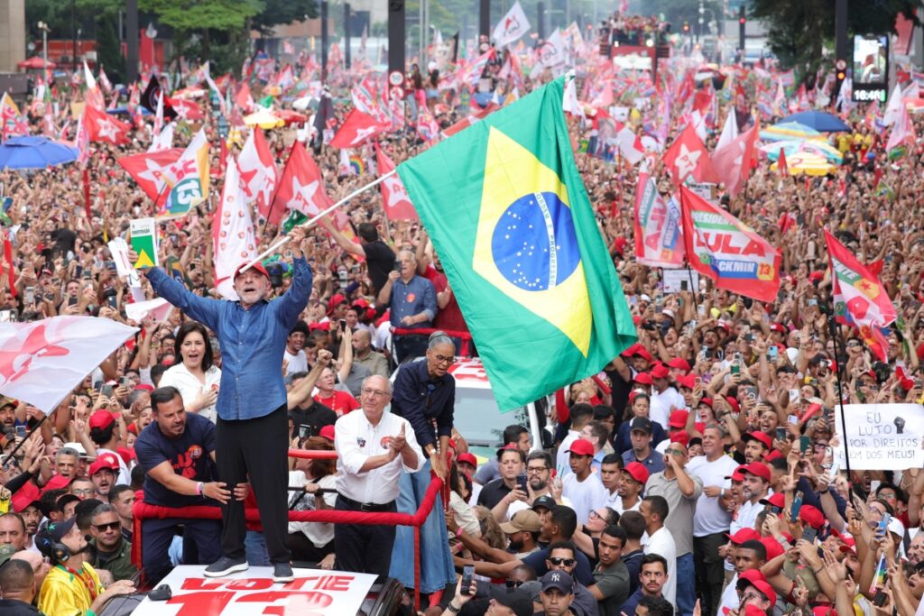 Brasil elige entre Lula y Bolsonaro, dos modelos de país y un parteaguas geopolítico 3 brasil elecc lula con bandera 6