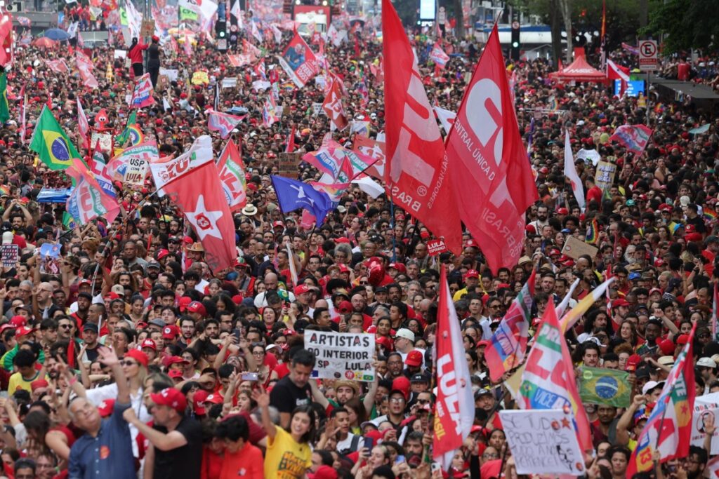 Brasil elige entre Lula y Bolsonaro, dos modelos de país y un parteaguas geopolítico 2 brasil elecc multitud 7