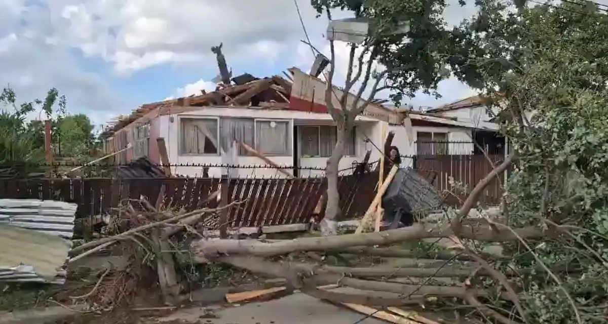 Tornado, alertas rojas y cortes de luz en la zona central de Chile