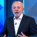 comentarista en vivo en estudio azul