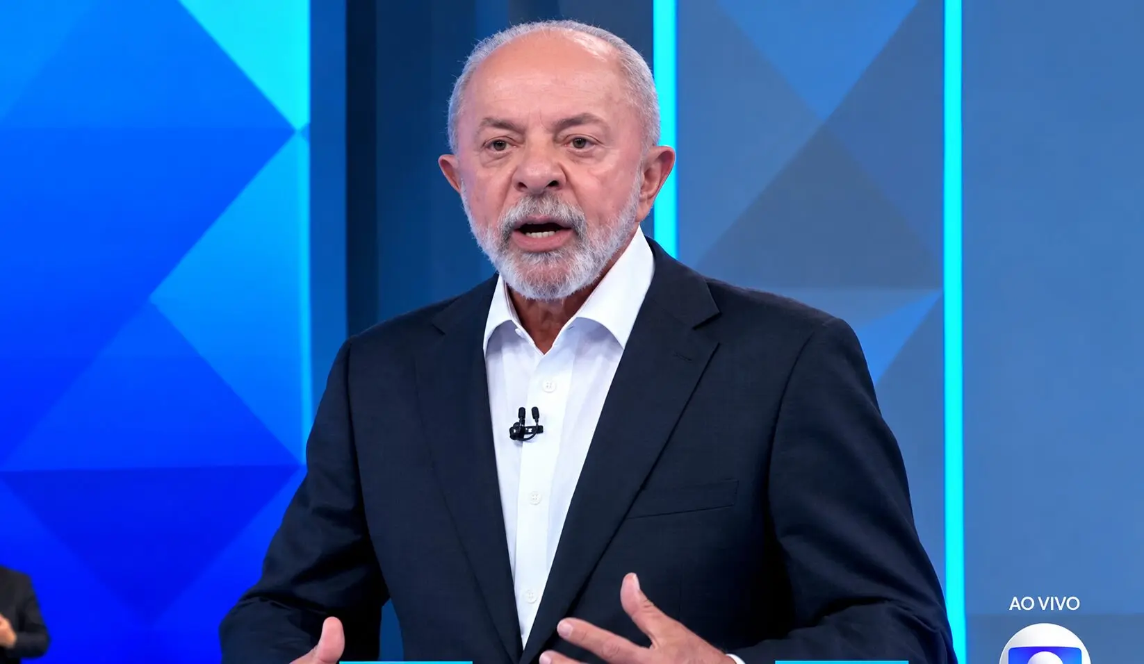comentarista en vivo en estudio azul.jpg