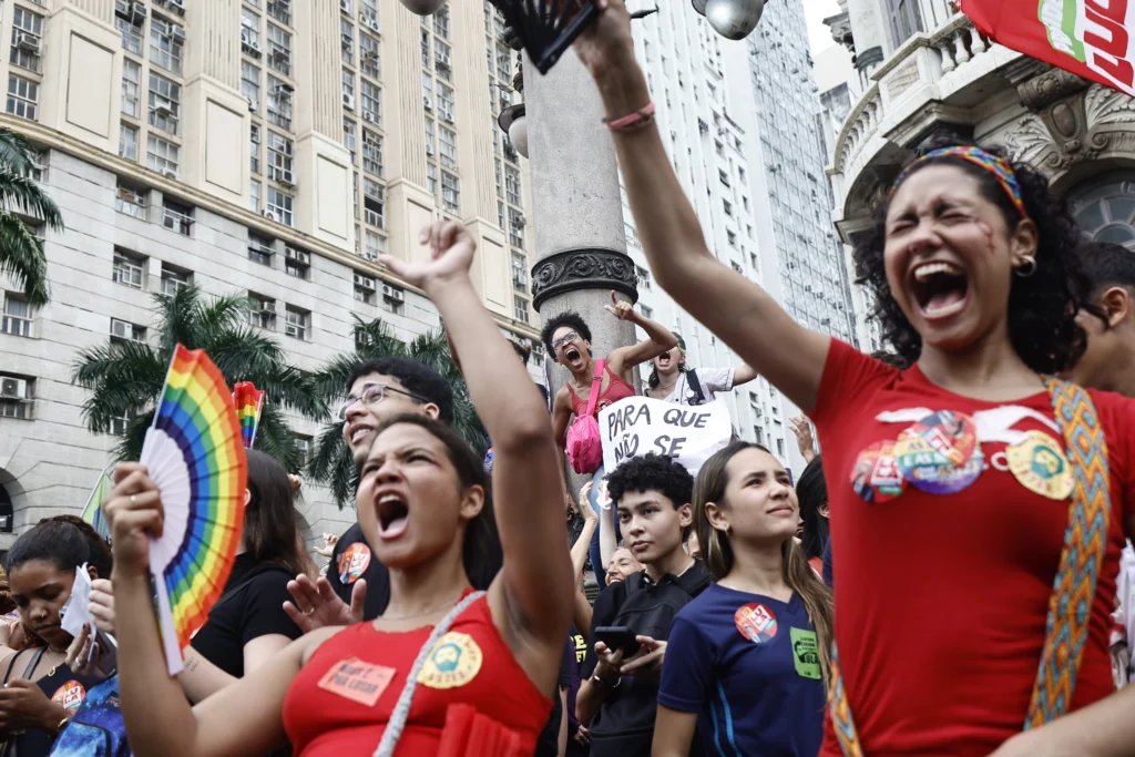 “No voto por alguien que vende a Brasil”: estudiantes protestan contra candidatura de Bolsonaro 6 dbbe0bda116c2d649df86ab2b054ec6fc82d5e52