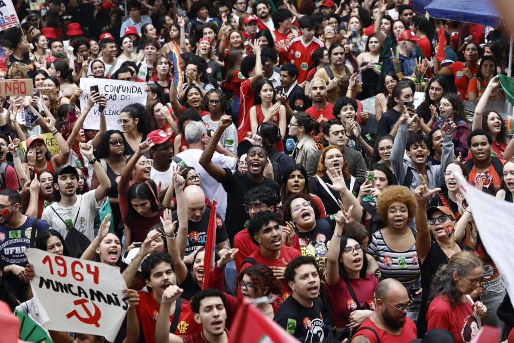 “No voto por alguien que vende a Brasil”: estudiantes protestan contra candidatura de Bolsonaro 3 dca0e9f9c60601a58f17a693e57ce814ca75b91a
