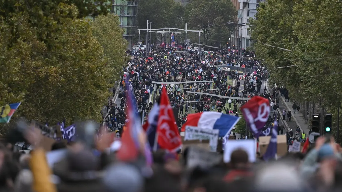 Francia anuncia medidas educativas, pero los gremios mantienen las protestas y el paro