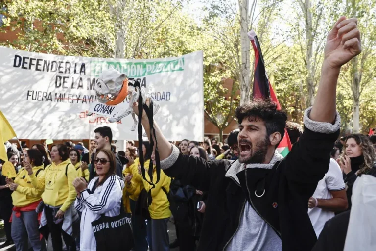 estudiantes protestan milei