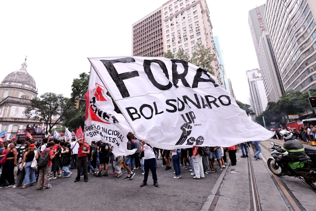 “No voto por alguien que vende a Brasil”: estudiantes protestan contra candidatura de Bolsonaro 4 fc38ba24f51790f453d6c19b223edc4ddd839618