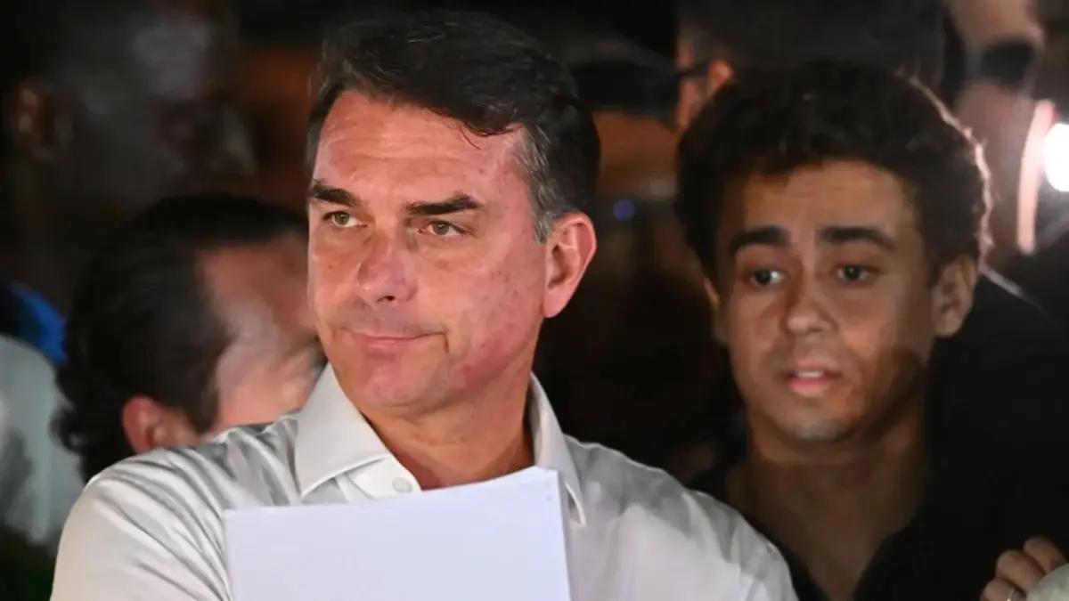 Moraes ordena a Flávio Bolsonaro entregar sus pasaportes y no salir de Brasil