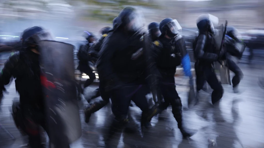 Protestas en Francia, España, Italia y Portugal: del costo de la vida y vivienda a educación y gasto militar 2 francia protesta policias 24oct26