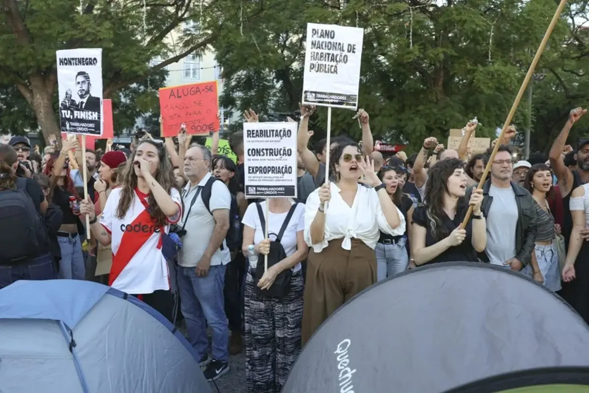 frente al parlamento luso.jpg