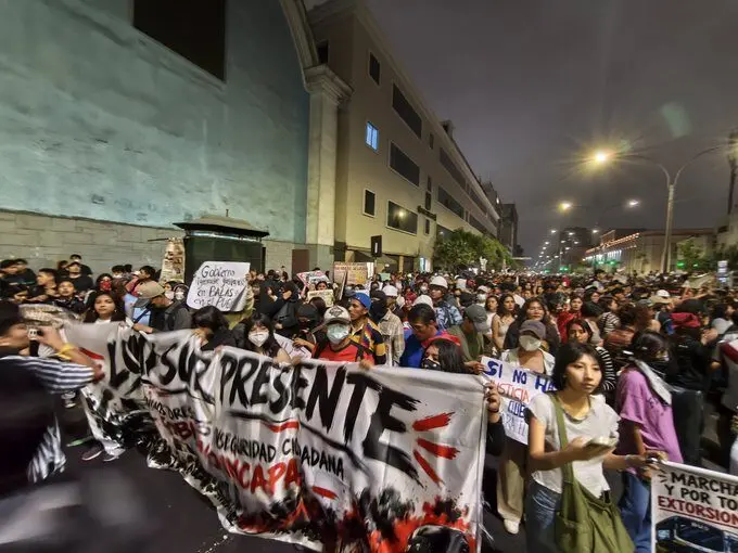 Juventud peruana marcha en Lima contra Fujimori 4 image 11 8.jpg
