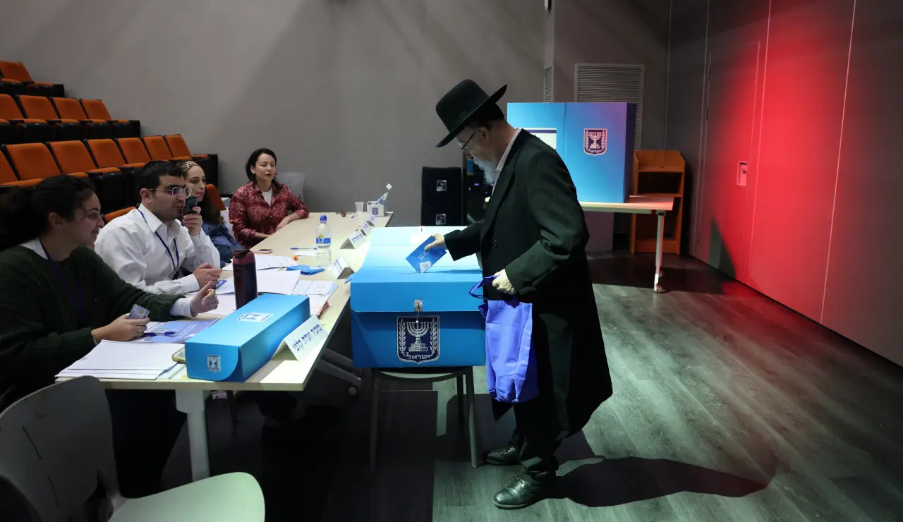 Israel vota entre la continuidad de Netanyahu y la apuesta de Eisenkot