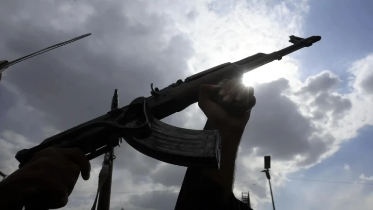 lider yemeni anuncia operaciones militares para recuperar territorios en manos de huties