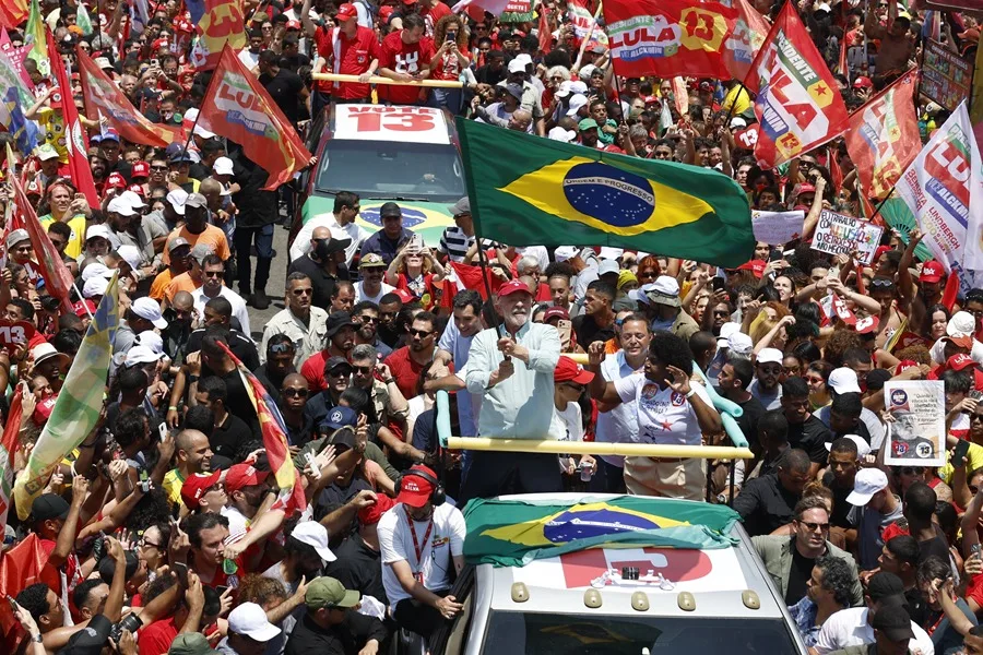 Lula y Flávio Bolsonaro cierran campaña en un balotaje de final abierto